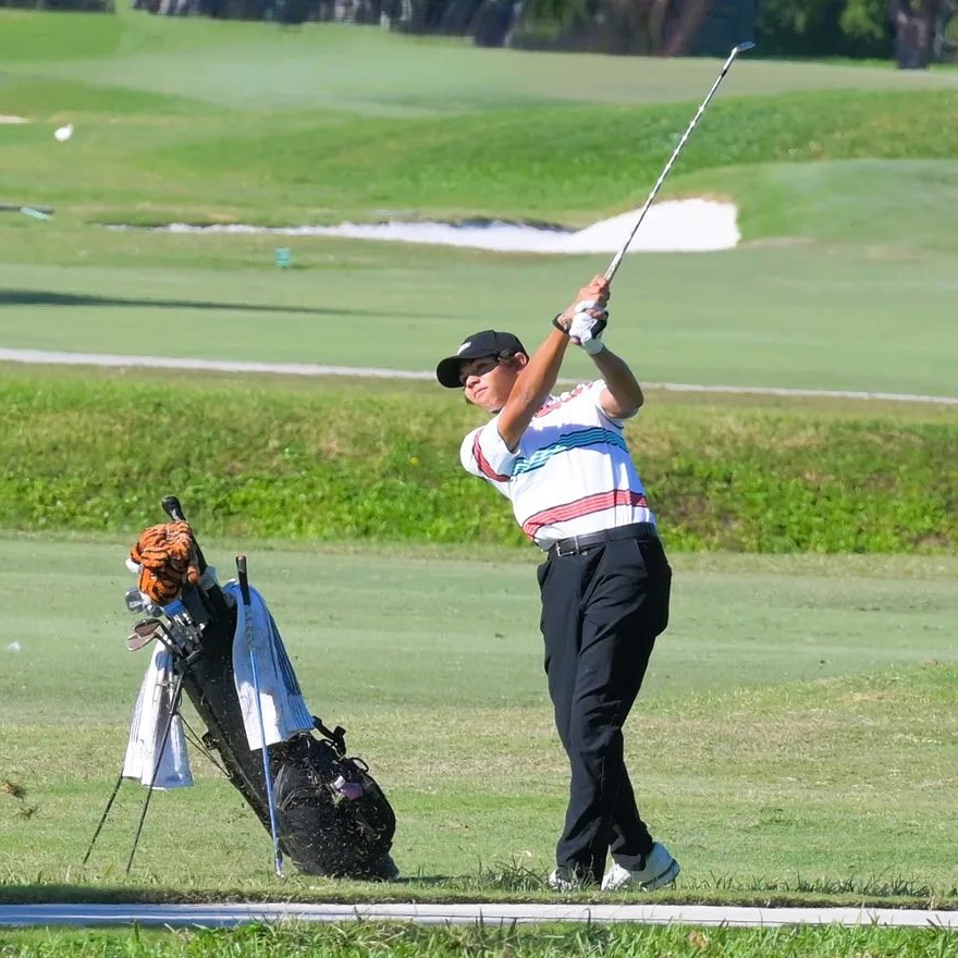 Tiger Woods thán phục con trai sau pha cứu bóng khó tin tại giải golf trẻ