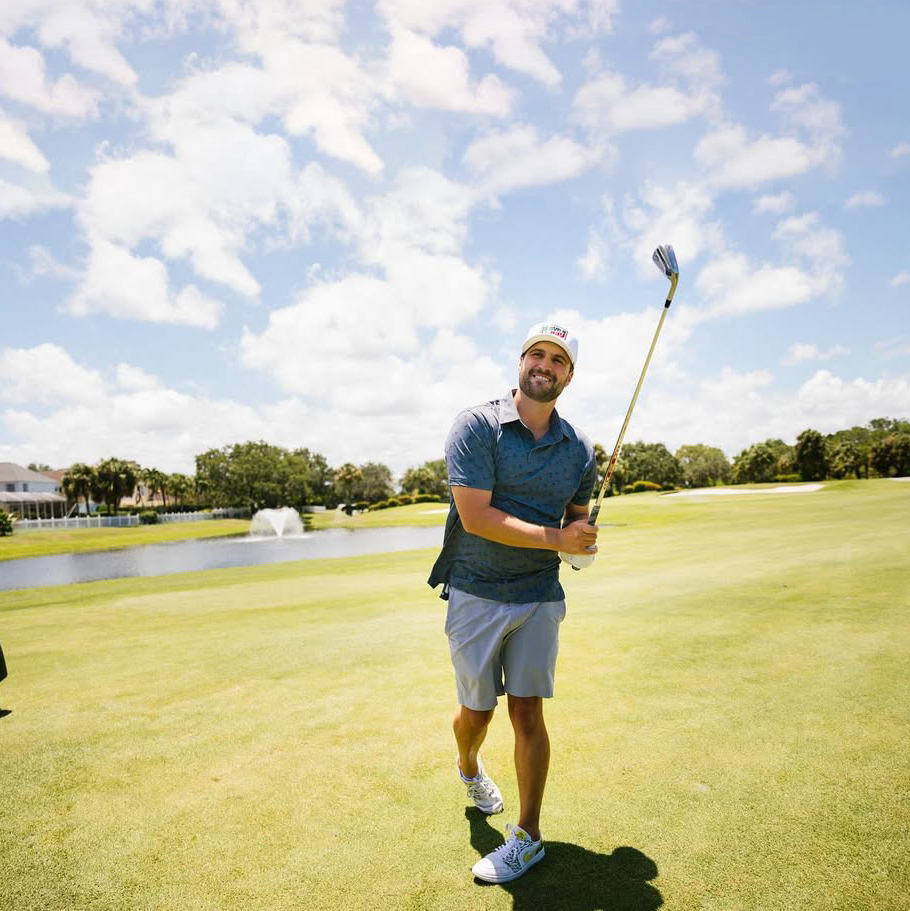 Khoảnh khắc tim ngừng đập trước hố 18 của Bobby Fairways