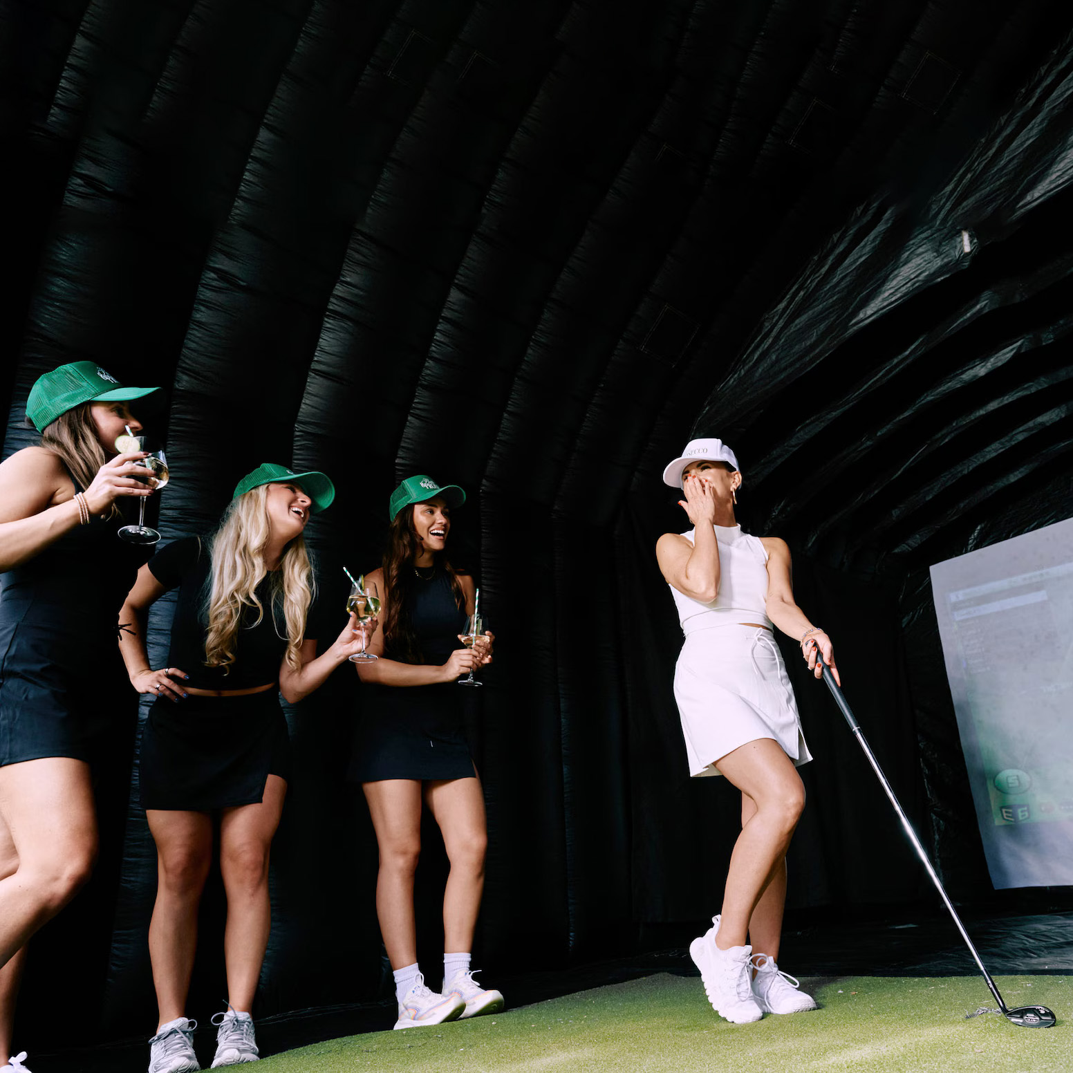 Từ sân golf đến tiệc độc thân: Trào lưu mới của các cô dâu