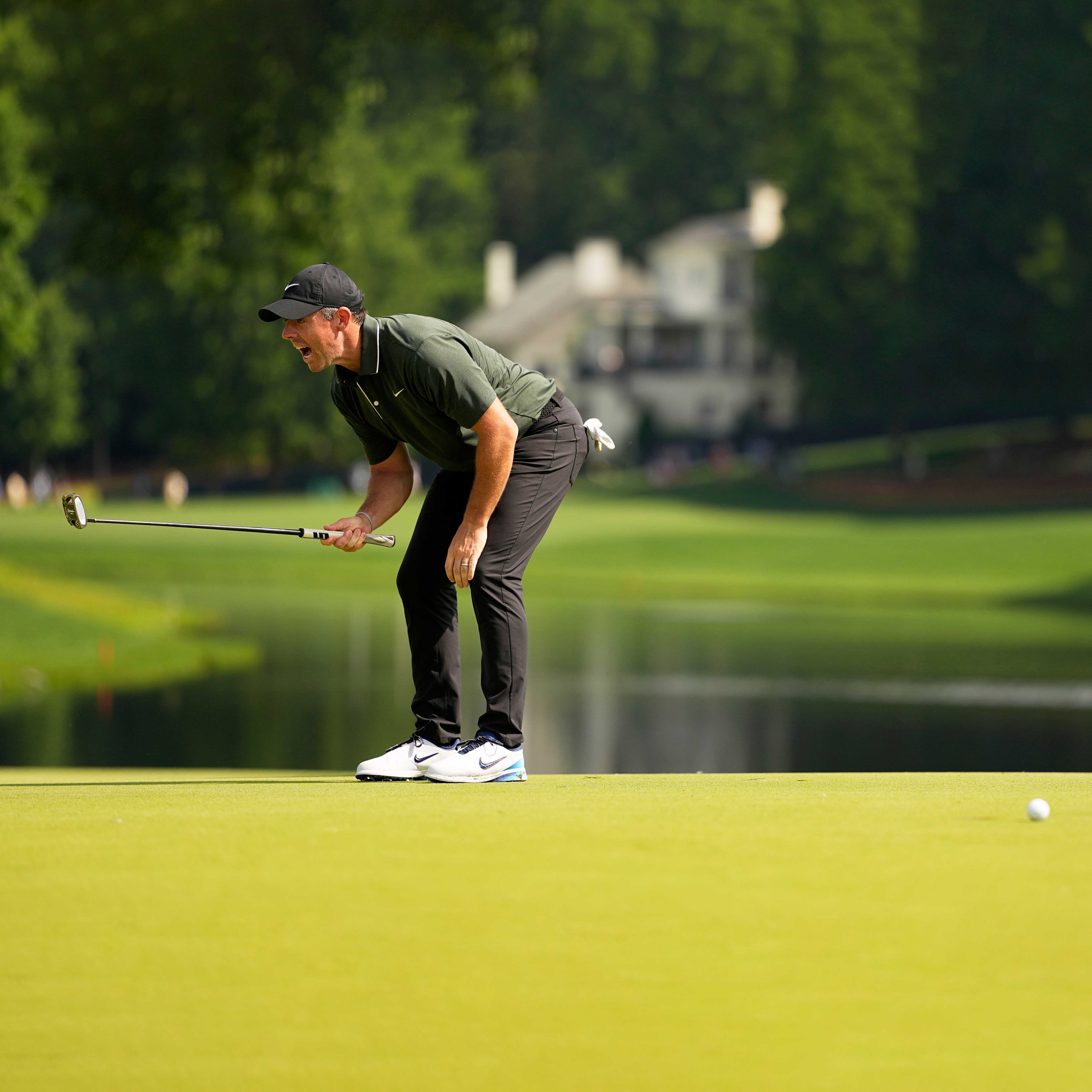 Rory McIlroy tiết lộ lý do đi khập khiễng tại Truist Championship