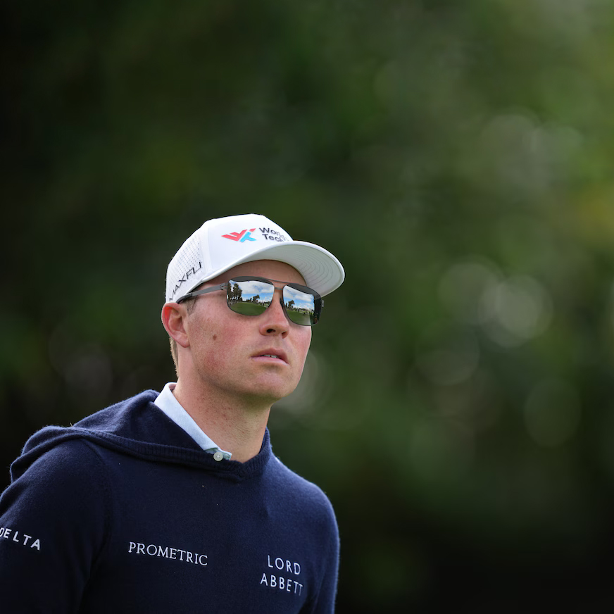 Chiếc ô của Ben Griffin mắc kẹt trên lưới sân tập ở Riviera có thể là hình ảnh golf của năm