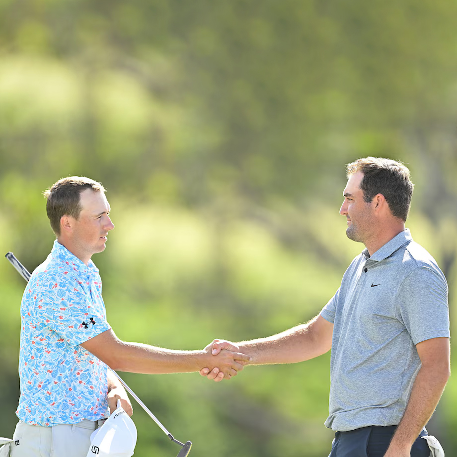 Sợ bị chơi khăm, Scottie Scheffler thà... ngồi đất còn hơn cạnh Jordan Spieth