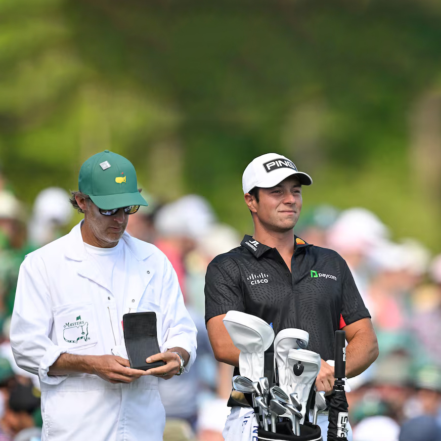 Nhiệm vụ dở khóc dở cười mà caddie của Viktor Hovland phải làm mỗi năm tại Augusta National
