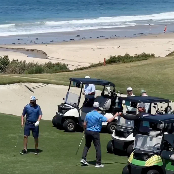 Jim Harbaugh thi đấu golf đỉnh cao, thư giãn giữa mùa off-season