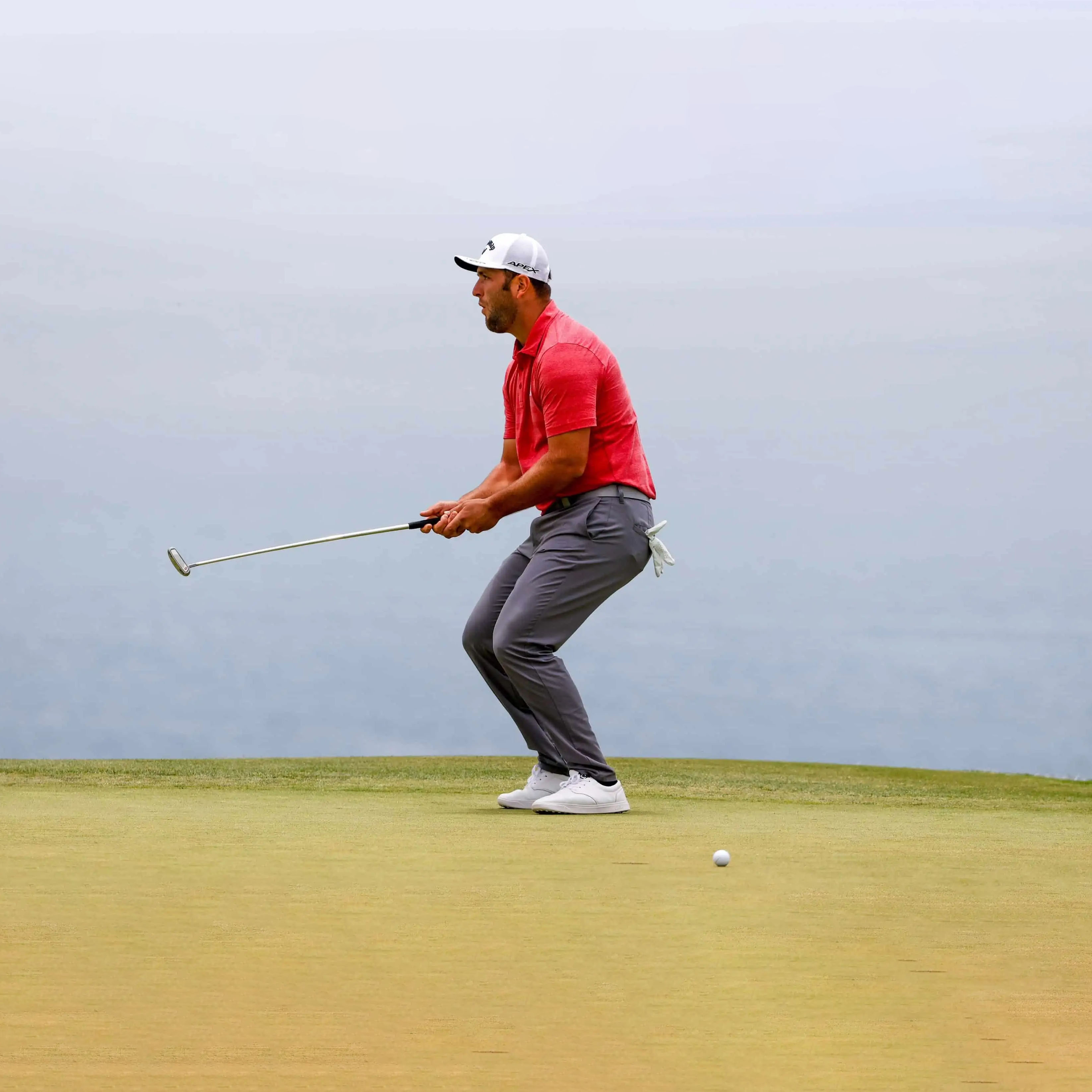 Jon Rahm vô tình đánh trúng tình nguyện viên vì hành động thiếu kiềm chế