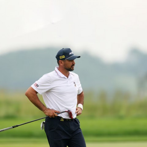 Fan golf gây sốc khi hít đất 4.080 cái, được Jason day tặng mũ vì sự cuồng nhiệt