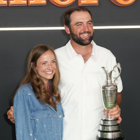 Scottie Scheffler 'cầm nhầm' cúp claret jug lên sóng The Tonight Show