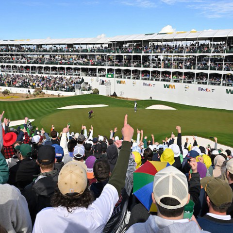 Arizona State 'hồ biến' hố 16 golf thành sân chơi bóng đá