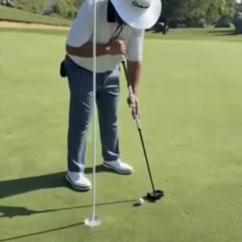 Golfer tiếc nuối vì bỏ lỡ cú đánh ngay miệng hố