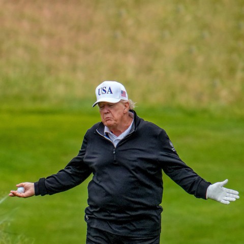 Trump nổi đóa chỉ vì mấy quả bóng golf