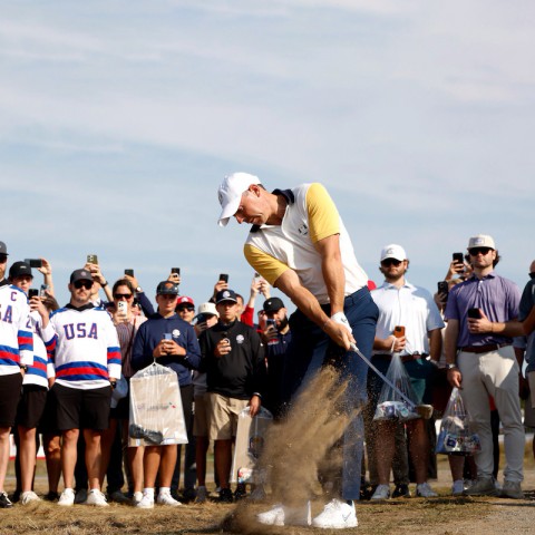 Rory McIlroy sớm nếm mùi 'gạch đá' từ những cổ động viên ồn ào ở New York