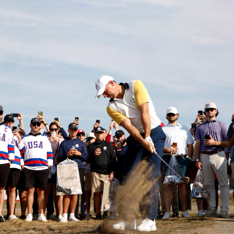 Rory McIlroy sớm nếm mùi 'gạch đá' từ những cổ động viên ồn ào ở New York