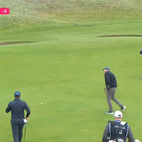 Tiger Woods ngạc nhiên trước pha gạt bóng của một tài tử điện ảnh