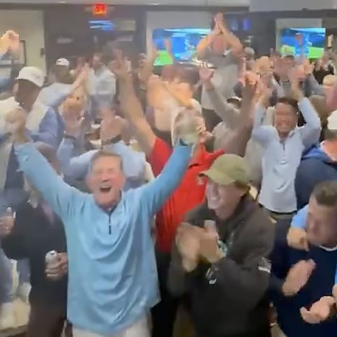 Michael Brennan chiến thắng lịch sử trên sân nhà