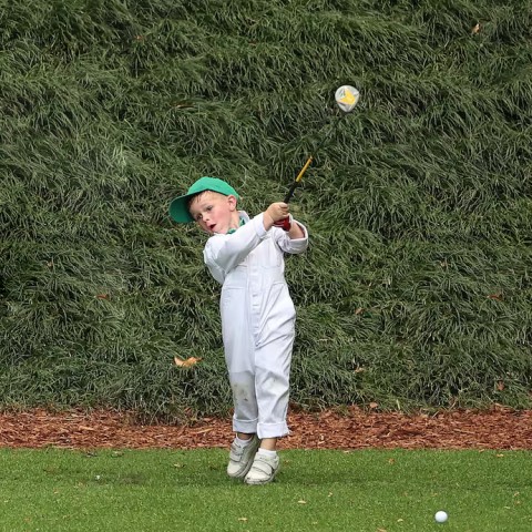 Cậu bé nhí bắt chước cú swing của golfer Billy Horschel y hệt