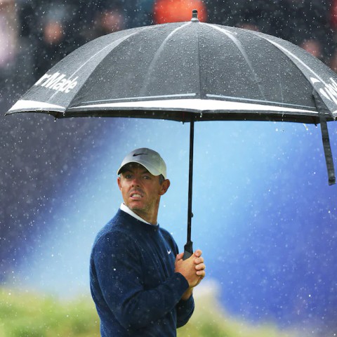 Dầm mưa đánh golf: Lạnh thân nhưng ấm lòng