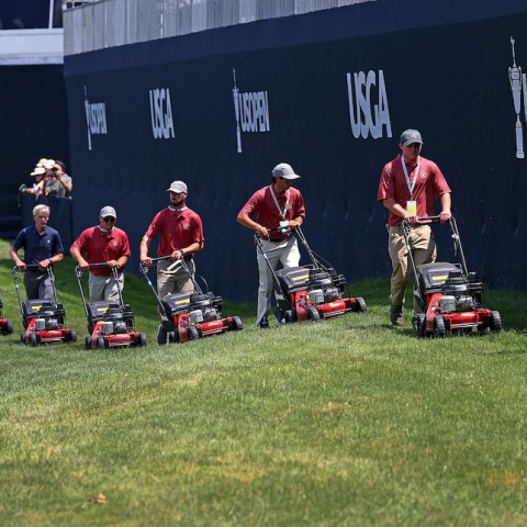 Từ nhân viên bảo trì sân đến người viết bình golf