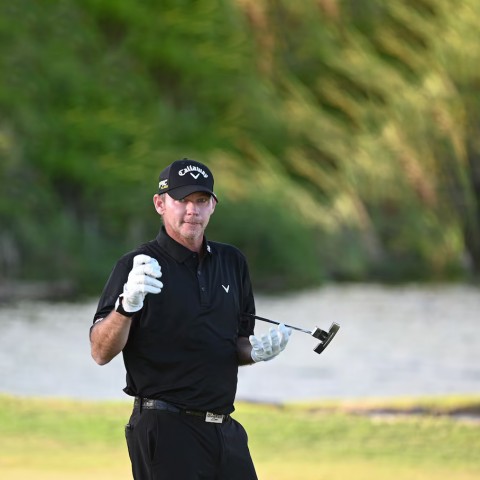 Món quà hoàn hảo, cú Shank đau đớn và tranh cãi từ Lebron James