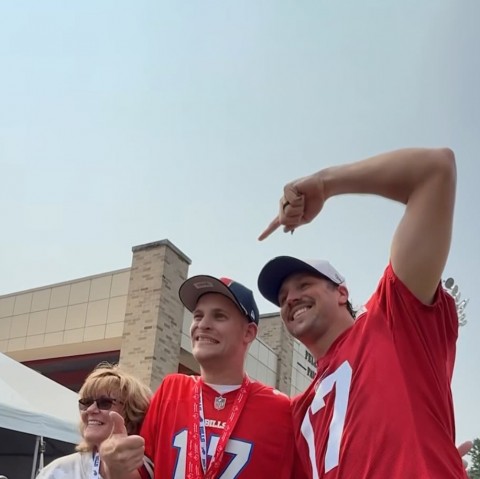 Josh Allen khiến fan Bills bật khóc hạnh phúc khi tặng vé Ryder cup đắt đỏ