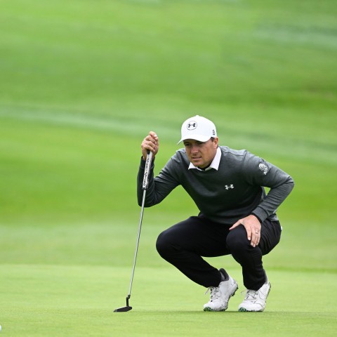 Jordan Spieth suýt mất mạng khi gạt bóng từ vách đá