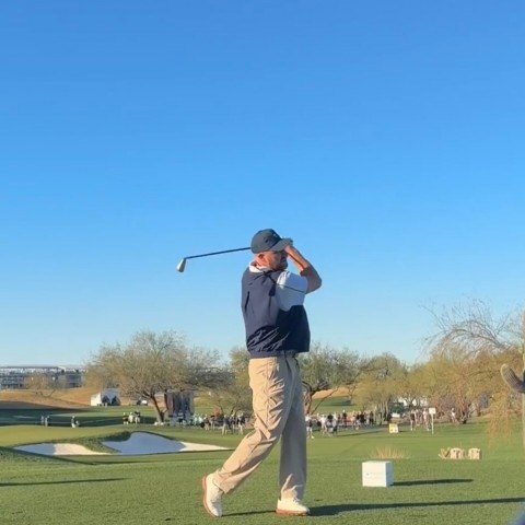 Travis Kelce đánh bóng chuẩn không cần chỉnh tại hố 16 huyền thoại ở TPC Scottsdale