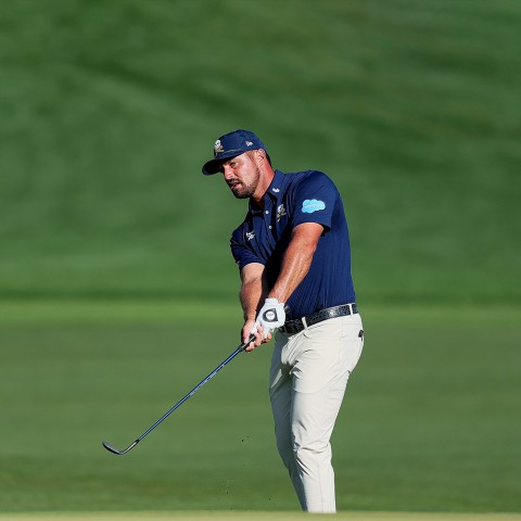 Bryson DeChambeau đáp trả Brandel Chamblee ngay tại Ryder Cup 2025 khi đang ký tặng cho người hâm mộ