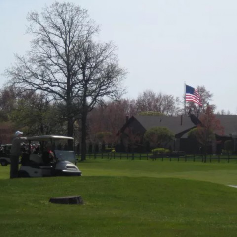 Kẻ chạy trốn biến sân golf thành đường đua 