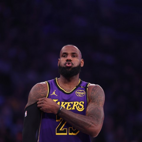 LeBron James mê golf tới mức bị đồng đội Austin Reaves nhắc nhở giữa trận đấu