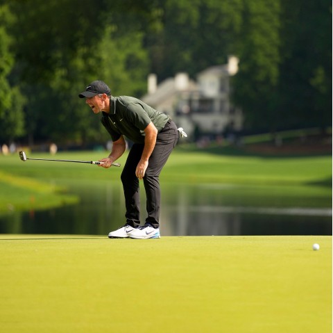 Rory McIlroy tiết lộ lý do đi khập khiễng tại Truist Championship