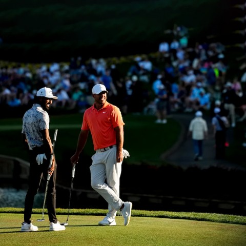Caddie và mọi người 'ngơ ngác' vì thói quen lạ của Brooks Koepka