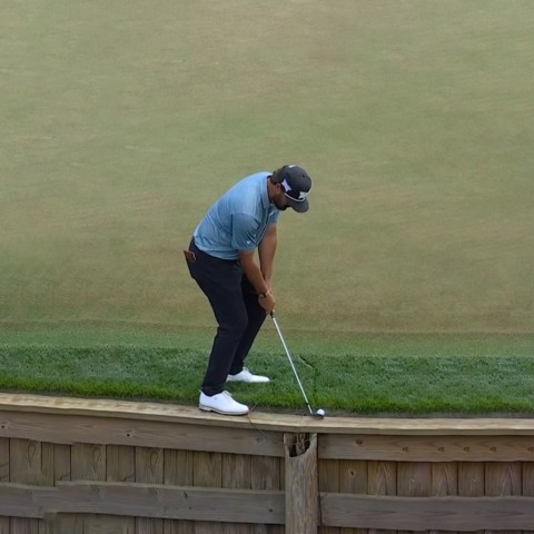 Chad Ramey gây sốc với cú đánh trên tấm ván gỗ ở hố 17 Players 2026