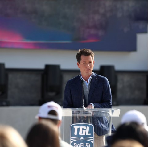 Matt Barrie lên sóng TGL, Jerry Kelly nằm phỏng vấn vì đau lưng