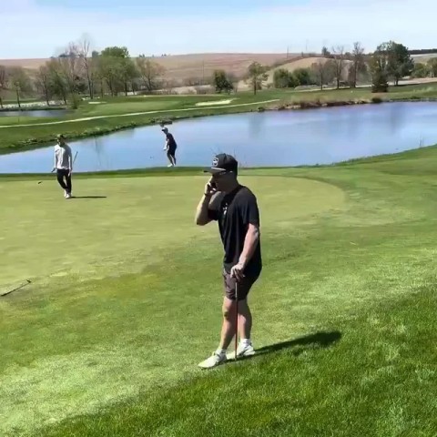 Tân binh Steelers nhận tin trúng tuyển NFL ngay trên sân golf