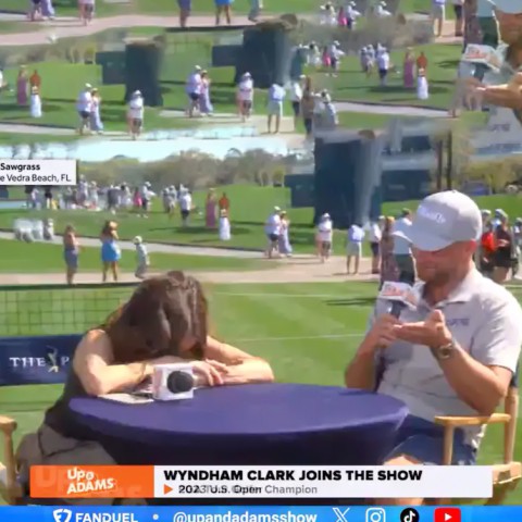 MC ôm bụng cười vì 'trò tán tỉnh' trên sóng của Clark