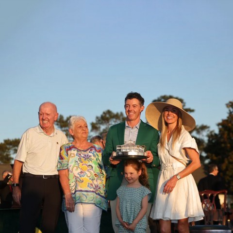 Mẹ Rory McIlroy gây sốt với chiếc túi xách độc bản tại Masters