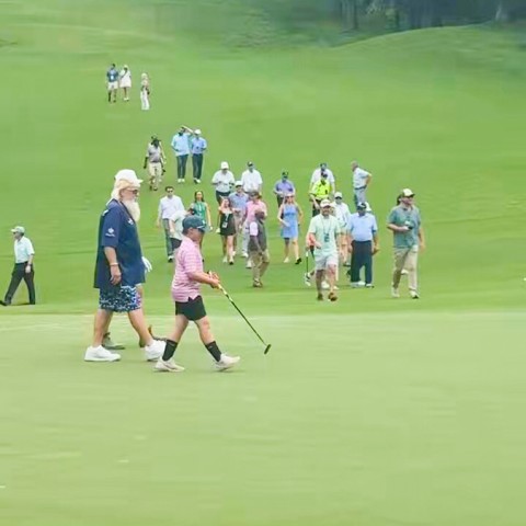John Daly và khoảnh khắc đáng nhớ cùng fan nhí tại hố 17