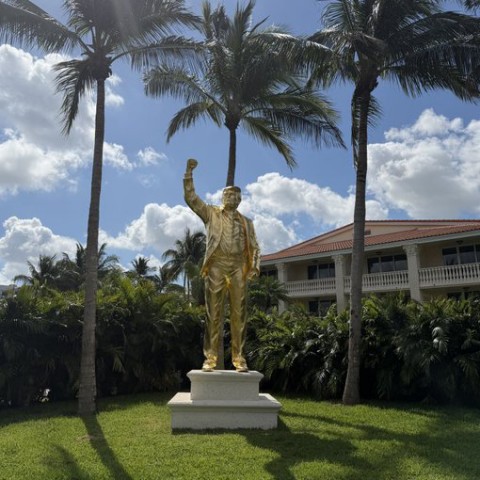 Sự trở lại của PGA Tour và bức tượng gây chấn động tại Blue Monster