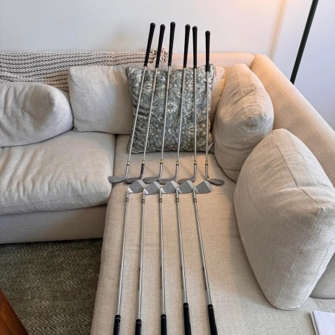 Golfer nghiệp dư chi 2800 USD mua quà cưới cho hội bạn thân