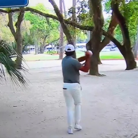 Sau Garcia đến lượt Max Homa mất bình tĩnh trên sân golf