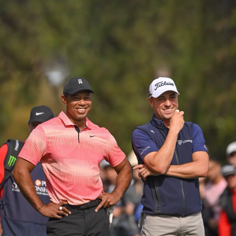 Tiger Woods 'dìm hàng' bạn thân bằng chiếc áo khoác xanh
