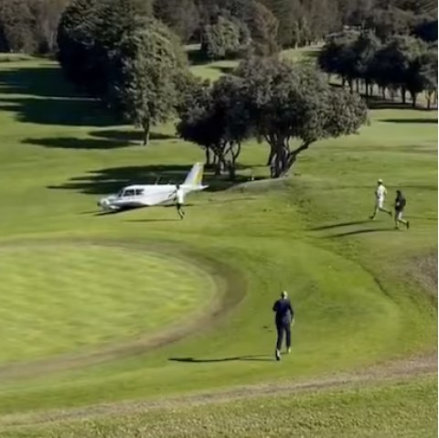 Máy bay hạ cánh khẩn cấp ngay giữa sân golf
