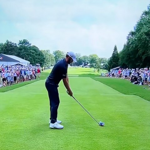 Phil Mickelson chế nhạo Cantlay chơi chậm trên MXH