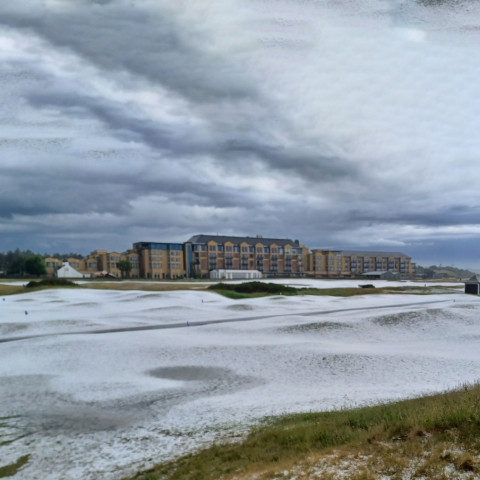 Tuyết rơi giữa mùa hè ở thánh địa golf St. Andrews 