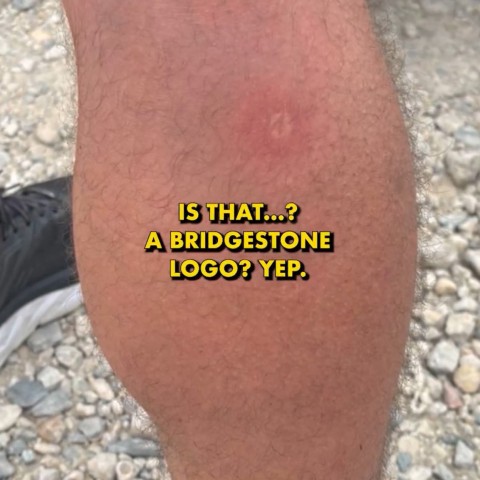 Cú đánh của Chris Gotterup in logo Bridgestone lên bắp chân tình nguyện viên
