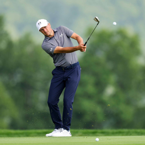 Jordan Spieth suýt đánh bóng va trúng đầu người qua đường