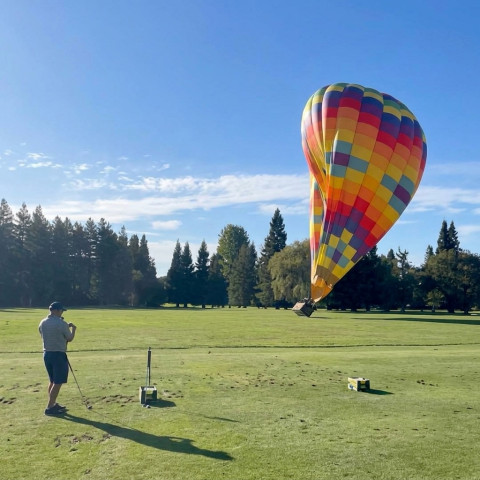 Khinh khí cầu hạ cánh khẩn cấp xuống sân golf