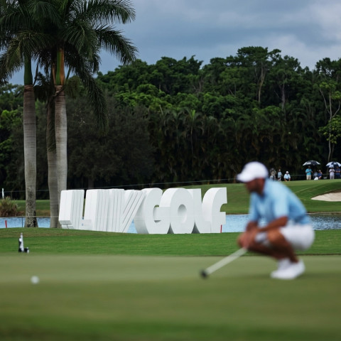 LIV Golf ngập trong nợ nần và kiện tụng triệu đô