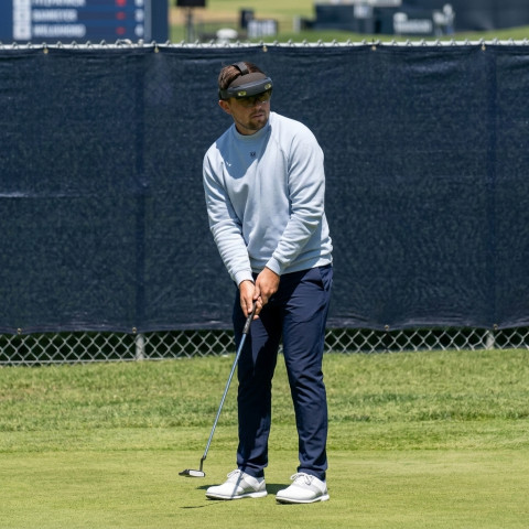 Golfer Gen Z mang cả kính VR đi... putting tại U.S. Open 2026