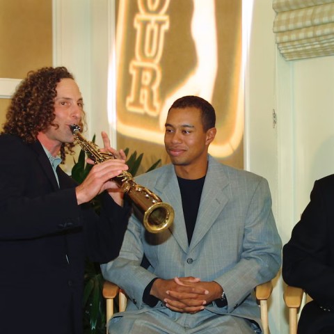 Tiger Woods đá đểu Kenny G và câu trả lời bất ngờ của nghệ sĩ saxophone