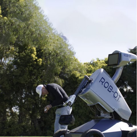 Robot golf mất bao nhiêu cú để hole-in-one?